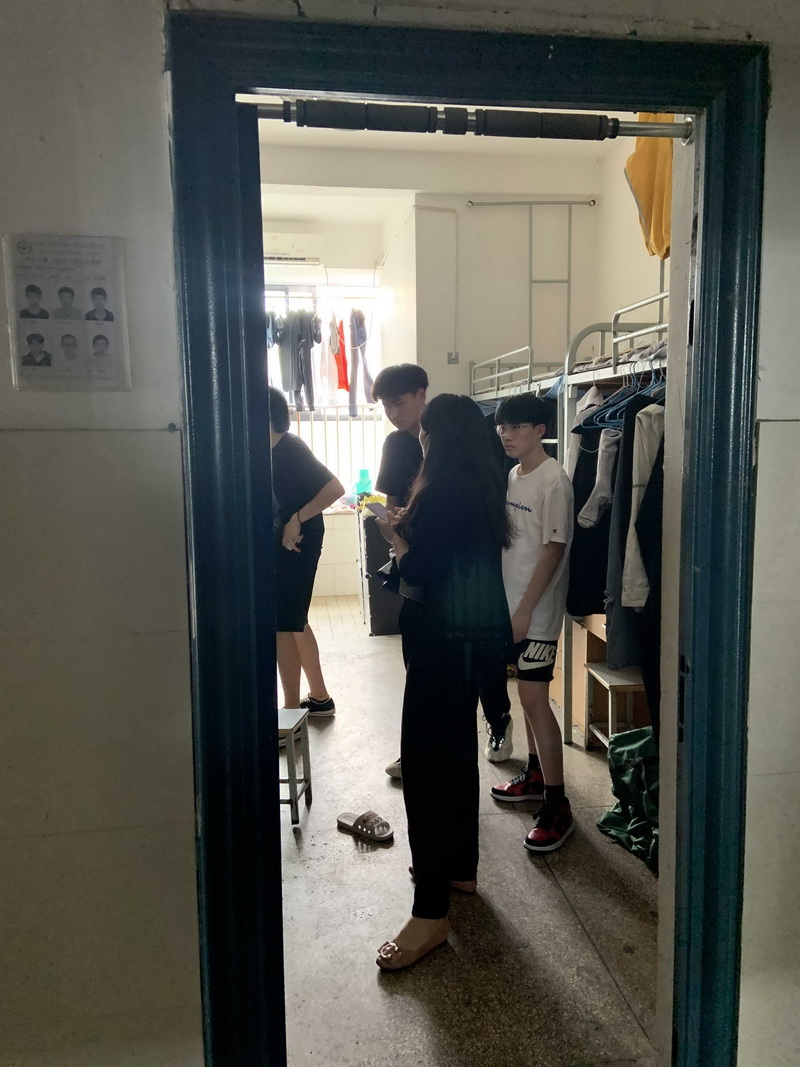 船舶工程学院班主任周例会进行宿舍巡察现场办公