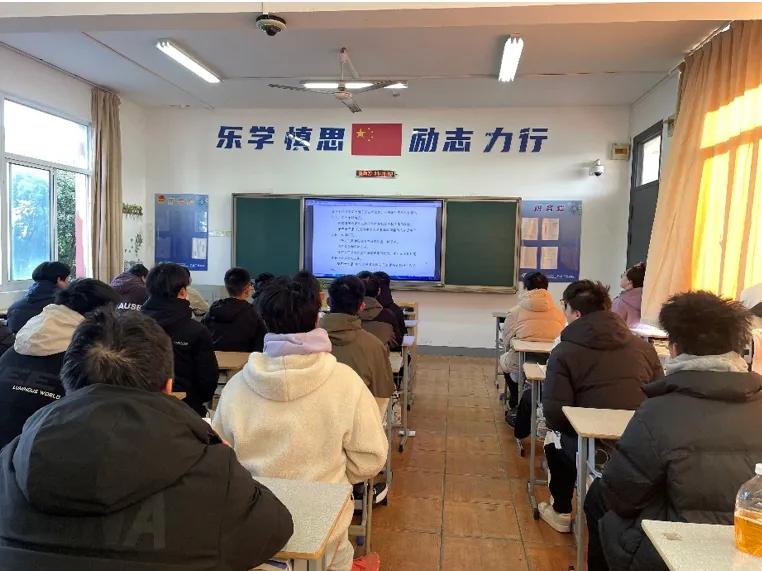 学校法治教育活动顺利开展