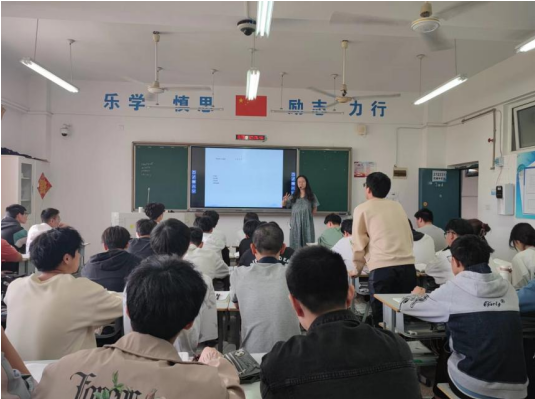 基础教学部青年教师闻吉参加课堂教学过关考核