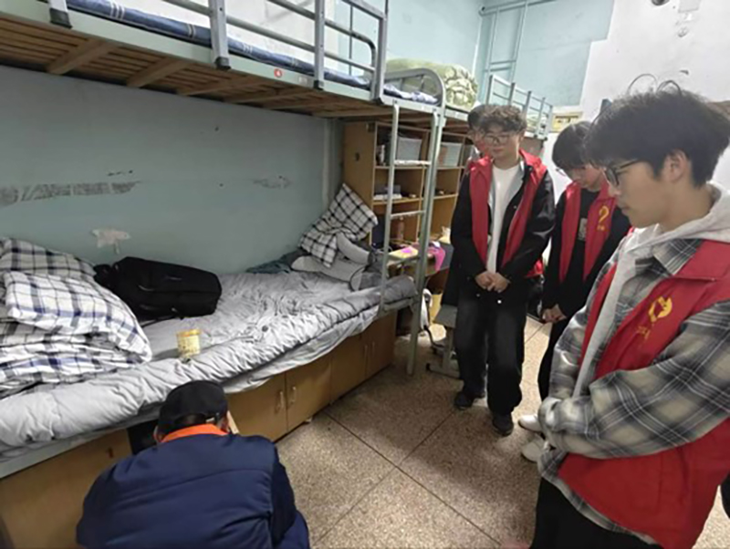 机电学子进宿舍 志愿服务暖校园