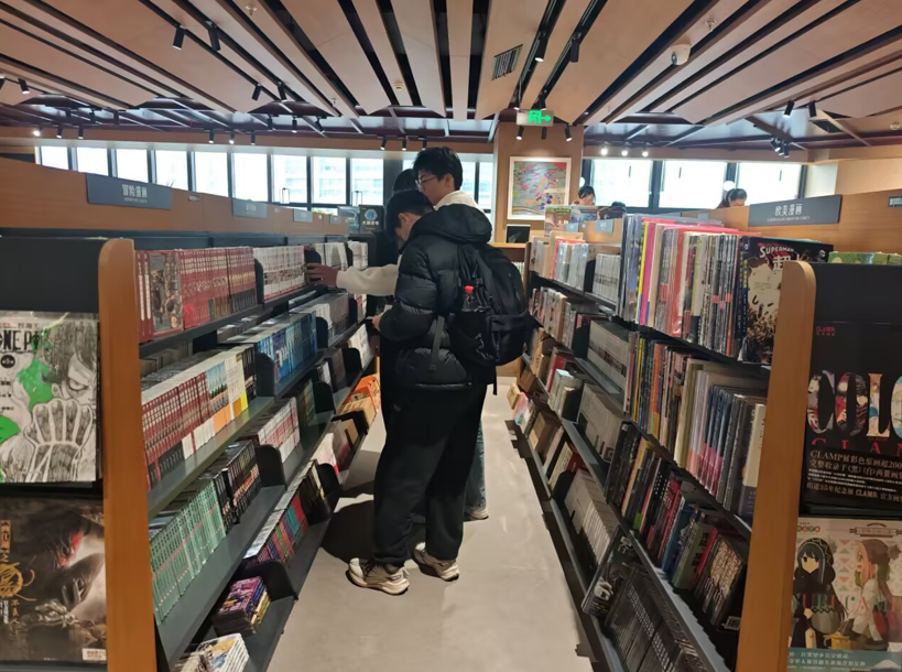 书店“打卡”新潮流 交校学子齐勤奋 ----241211班读书行