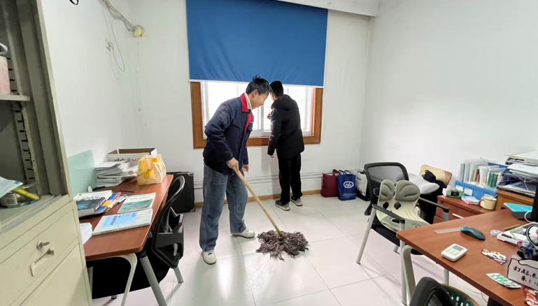 学雷锋树新风，志愿服务暖校园 251211班学雷锋活动