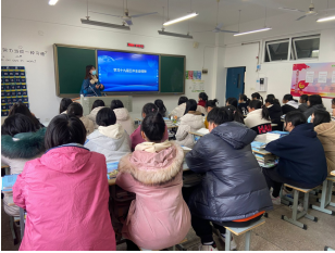 党员教师进班级----学习党的十九届五中全会精神