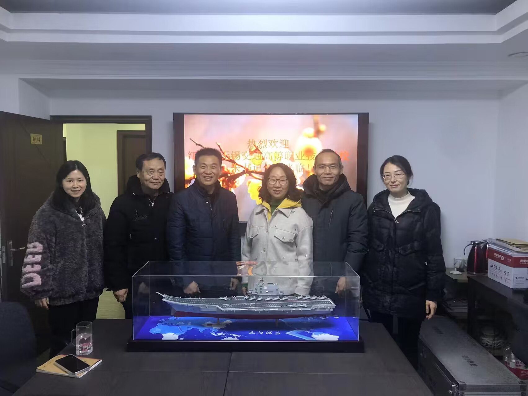 江苏省交通运输企业协会向学校捐赠“辽宁舰”船模