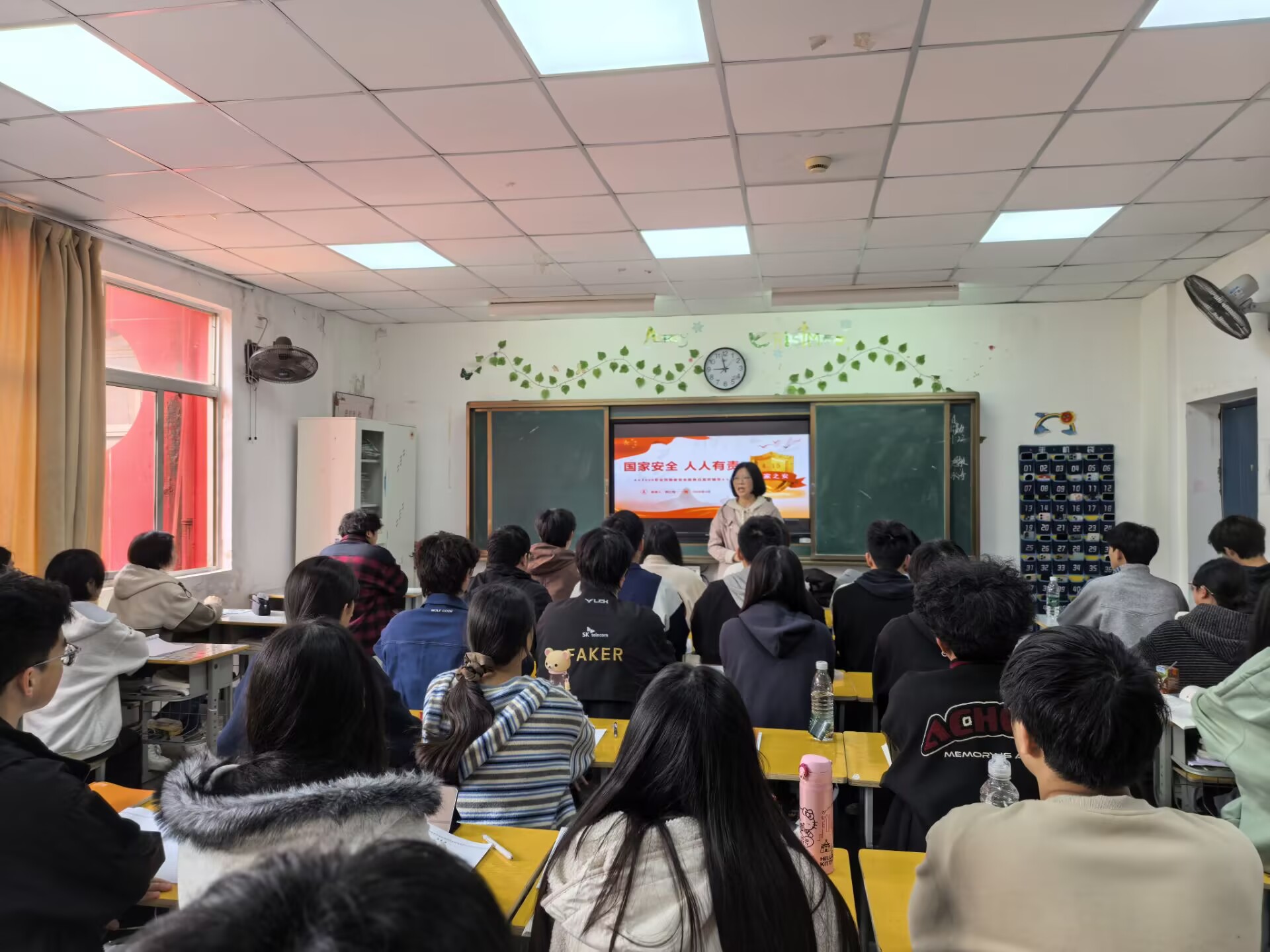 信息管理学院党总支书记蒋红梅 讲授国家安全教育专题党课