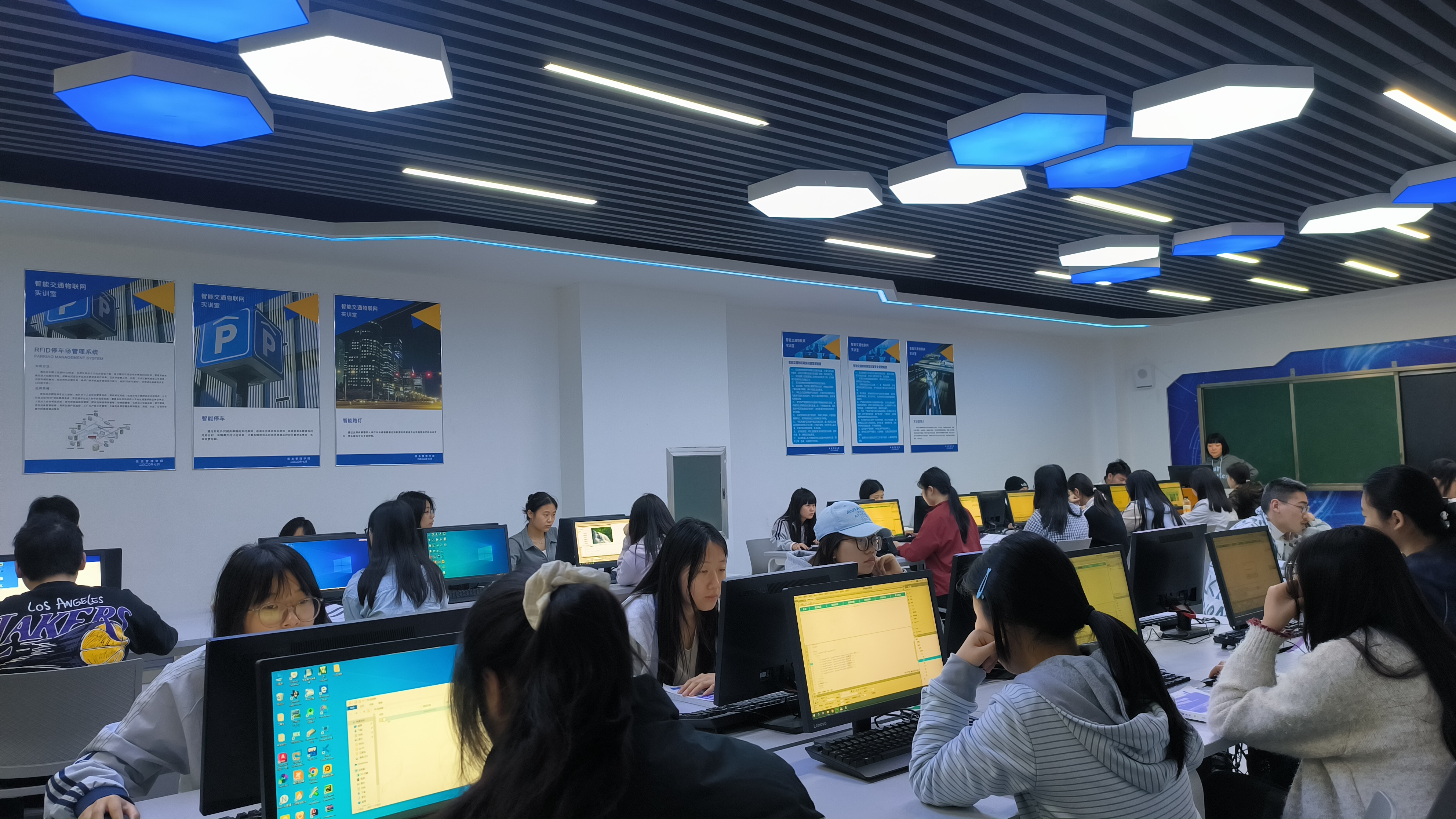 信息管理学院教师莫伶俐开设院级公开课