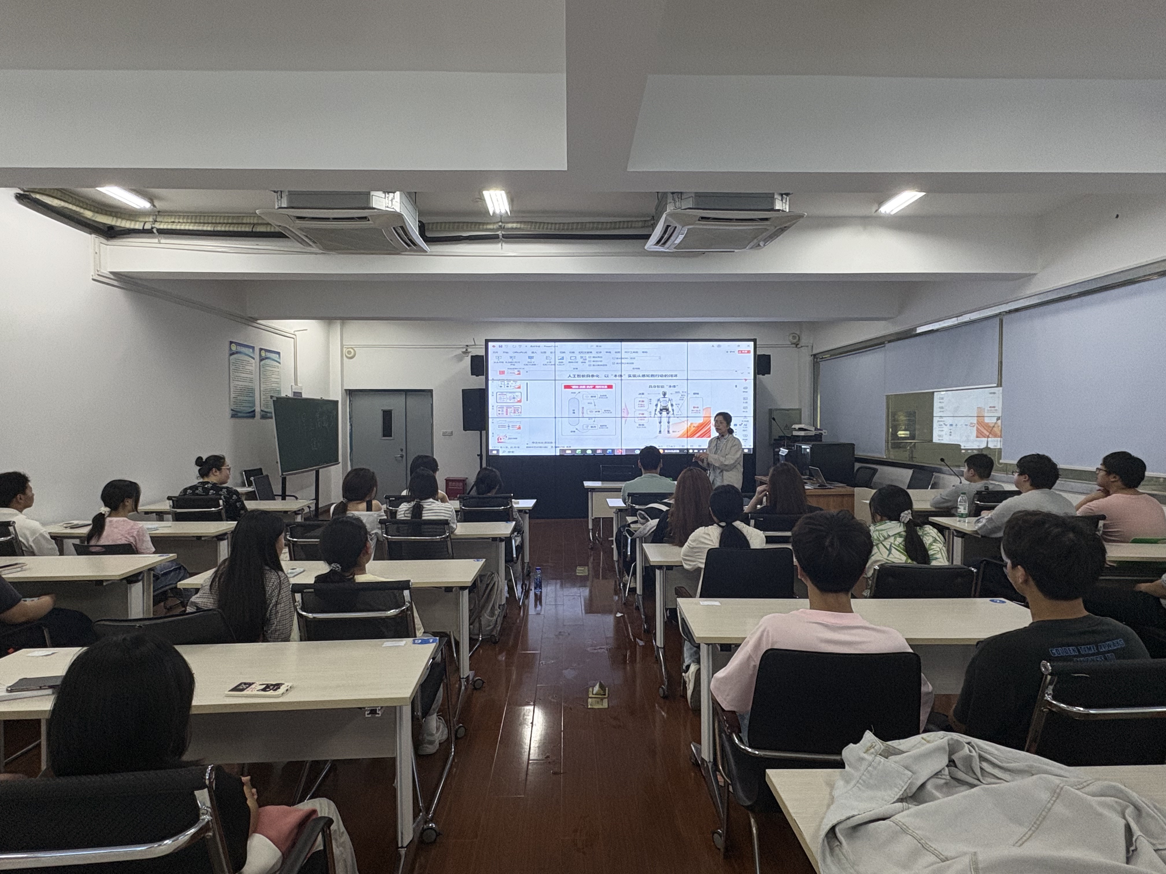开展“具身智能 奔向未来”院级学术讲座