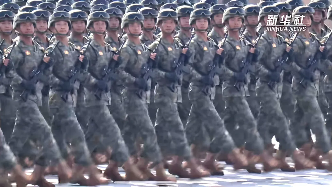 英姿飒爽！学校2024届毕业生陈果接受检阅