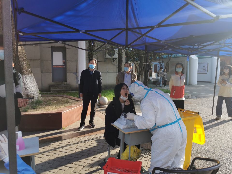 学校党员干部积极投身疫情防控阻击战